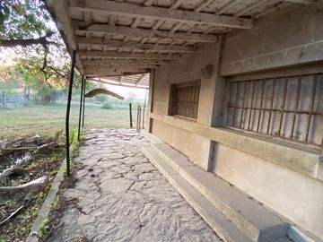 Oportunidad Terreno en Libertador Esquina Corrientes. 16 hectareas y casa de campo