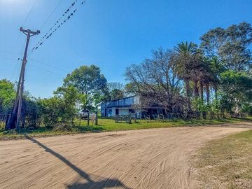 Oportunidad Terreno en Libertador Esquina Corrientes. 16 hectareas y casa de campo