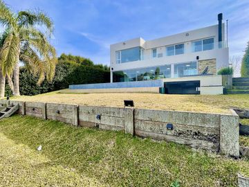 Alquiler anual Casa de lujo en Barrio cerrado El Yacht Nordelta muelle y marina propia seguridad 24h