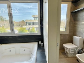 Alquiler anual Casa de lujo en Barrio cerrado El Yacht Nordelta muelle y marina propia seguridad 24h