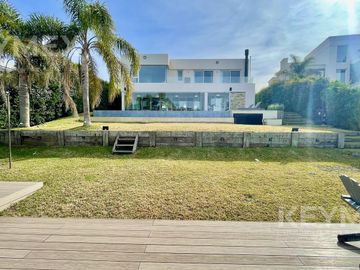 Alquiler anual Casa de lujo en Barrio cerrado El Yacht Nordelta muelle y marina propia seguridad 24h