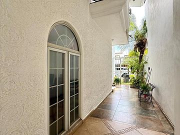 Casa en venta en coto esquina Naciones Unidas