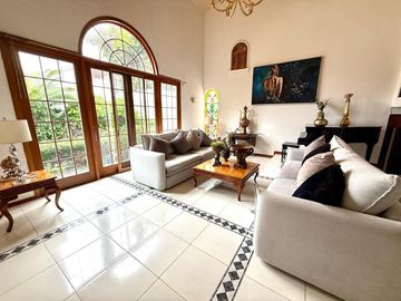 Casa en venta en coto esquina Naciones Unidas