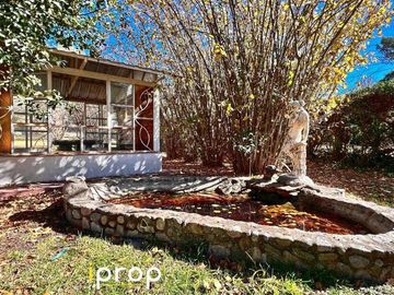 Fabulosa propiedad, ubicación céntrica inmejorable y un parque soñado. Única!!!