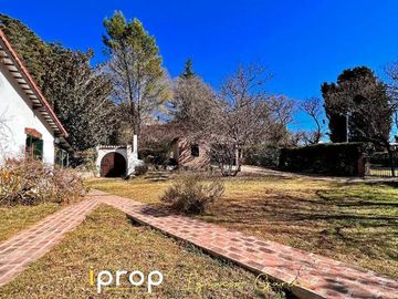 Fabulosa propiedad, ubicación céntrica inmejorable y un parque soñado. Única!!!