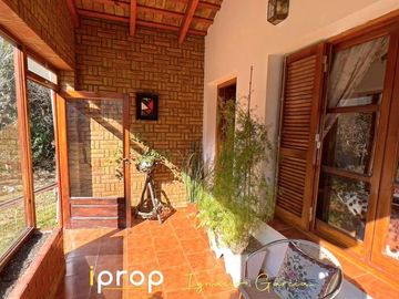 Fabulosa propiedad, ubicación céntrica inmejorable y un parque soñado. Única!!!