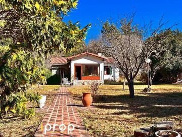 Fabulosa propiedad, ubicación céntrica inmejorable y un parque soñado. Única!!!