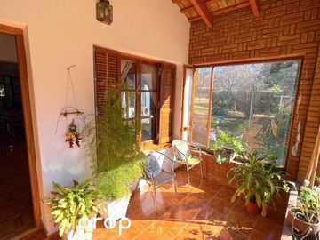 Fabulosa propiedad, ubicación céntrica inmejorable y un parque soñado. Única!!!