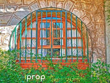 Fabulosa propiedad, ubicación céntrica inmejorable y un parque soñado. Única!!!