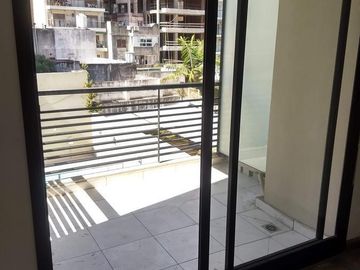 Monoambiente en venta. Contrafrente, balcón. Apto profesional. Pileta Granaderos al 600. Caballito