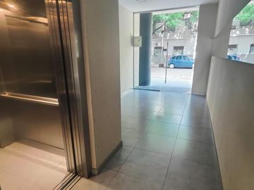 Monoambiente en venta. Contrafrente, balcón. Apto profesional. Pileta Granaderos al 600. Caballito