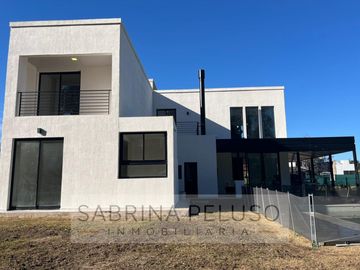 Casa en VENTA en Barrio Club de campo Prados del Oeste