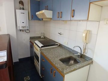 Sólido y luminoso depto con balcón al frente en excelente zona de Castelar Norte (2 cuadras de est)