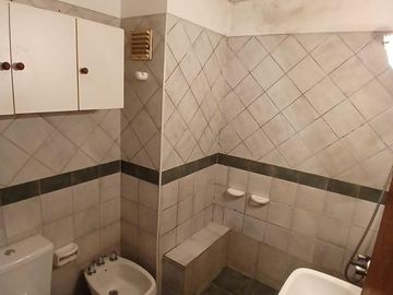 Sólido y luminoso depto con balcón al frente en excelente zona de Castelar Norte (2 cuadras de est)