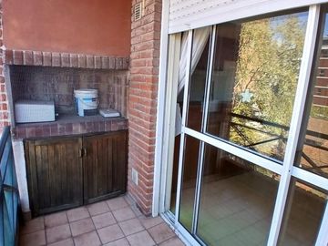 Sólido y luminoso depto con balcón al frente en excelente zona de Castelar Norte (2 cuadras de est)