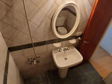 Sólido y luminoso depto con balcón al frente en excelente zona de Castelar Norte (2 cuadras de est)