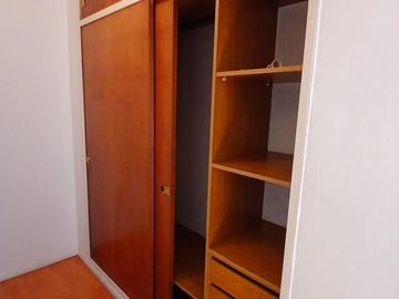 Sólido y luminoso depto con balcón al frente en excelente zona de Castelar Norte (2 cuadras de est)