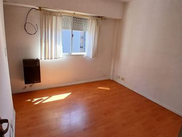 Sólido y luminoso depto con balcón al frente en excelente zona de Castelar Norte (2 cuadras de est)