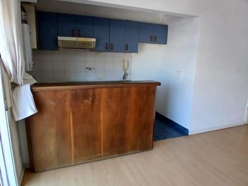 Sólido y luminoso depto con balcón al frente en excelente zona de Castelar Norte (2 cuadras de est)