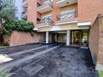 Sólido y luminoso depto con balcón al frente en excelente zona de Castelar Norte (2 cuadras de est)