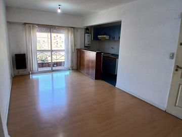 Sólido y luminoso depto con balcón al frente en excelente zona de Castelar Norte (2 cuadras de est)