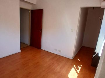 Sólido y luminoso depto con balcón al frente en excelente zona de Castelar Norte (2 cuadras de est)