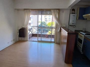 Sólido y luminoso depto con balcón al frente en excelente zona de Castelar Norte (2 cuadras de est)