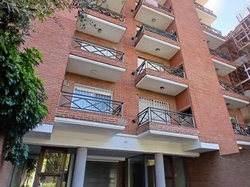 Sólido y luminoso depto con balcón al frente en excelente zona de Castelar Norte (2 cuadras de est)