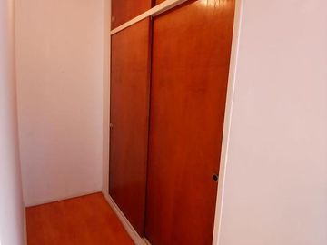 Sólido y luminoso depto con balcón al frente en excelente zona de Castelar Norte (2 cuadras de est)