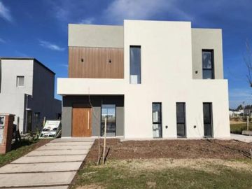 Casa con pileta en Santa Elisa, Pilar del este