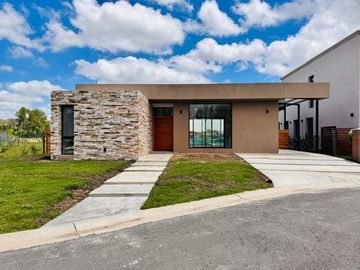 Casa con pileta en Santa Elisa, Pilar del este