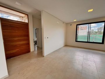 Casa con pileta en Santa Elisa, Pilar del este