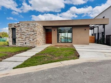 Casa con pileta en Santa Elisa, Pilar del este