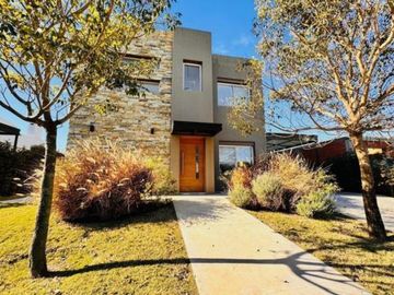 Casa con pileta en Santa Elisa, Pilar del este