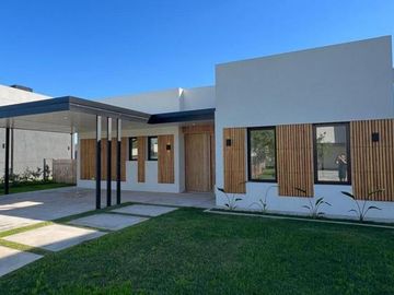 Casa con pileta en Santa Elisa, Pilar del este