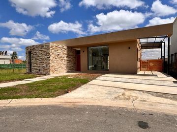 Casa con pileta en Santa Elisa, Pilar del este