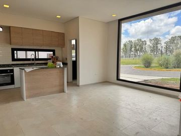 Casa con pileta en Santa Elisa, Pilar del este