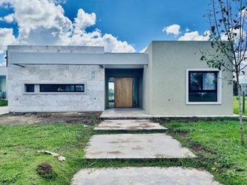 Casa con pileta en Santa Elisa, Pilar del este