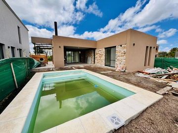 Casa con pileta en Santa Elisa, Pilar del este