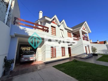 Casa en venta c/ cochera en Grand Bourg