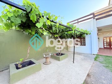 Casa en venta c/ cochera en Grand Bourg