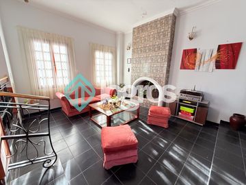 Casa en venta c/ cochera en Grand Bourg