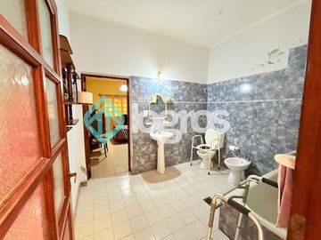 Casa en venta c/ cochera en Grand Bourg