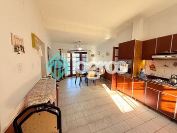 Casa en venta c/ cochera en Grand Bourg