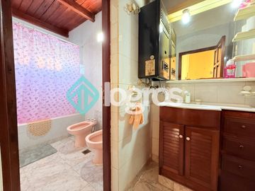 Casa en venta c/ cochera en Grand Bourg