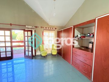 Casa en venta c/ cochera en Grand Bourg