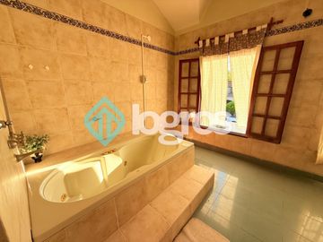 Casa en venta c/ cochera en Grand Bourg