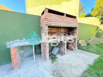 Casa en venta c/ cochera en Grand Bourg