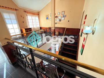 Casa en venta c/ cochera en Grand Bourg