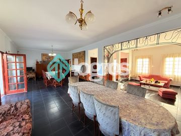 Casa en venta c/ cochera en Grand Bourg